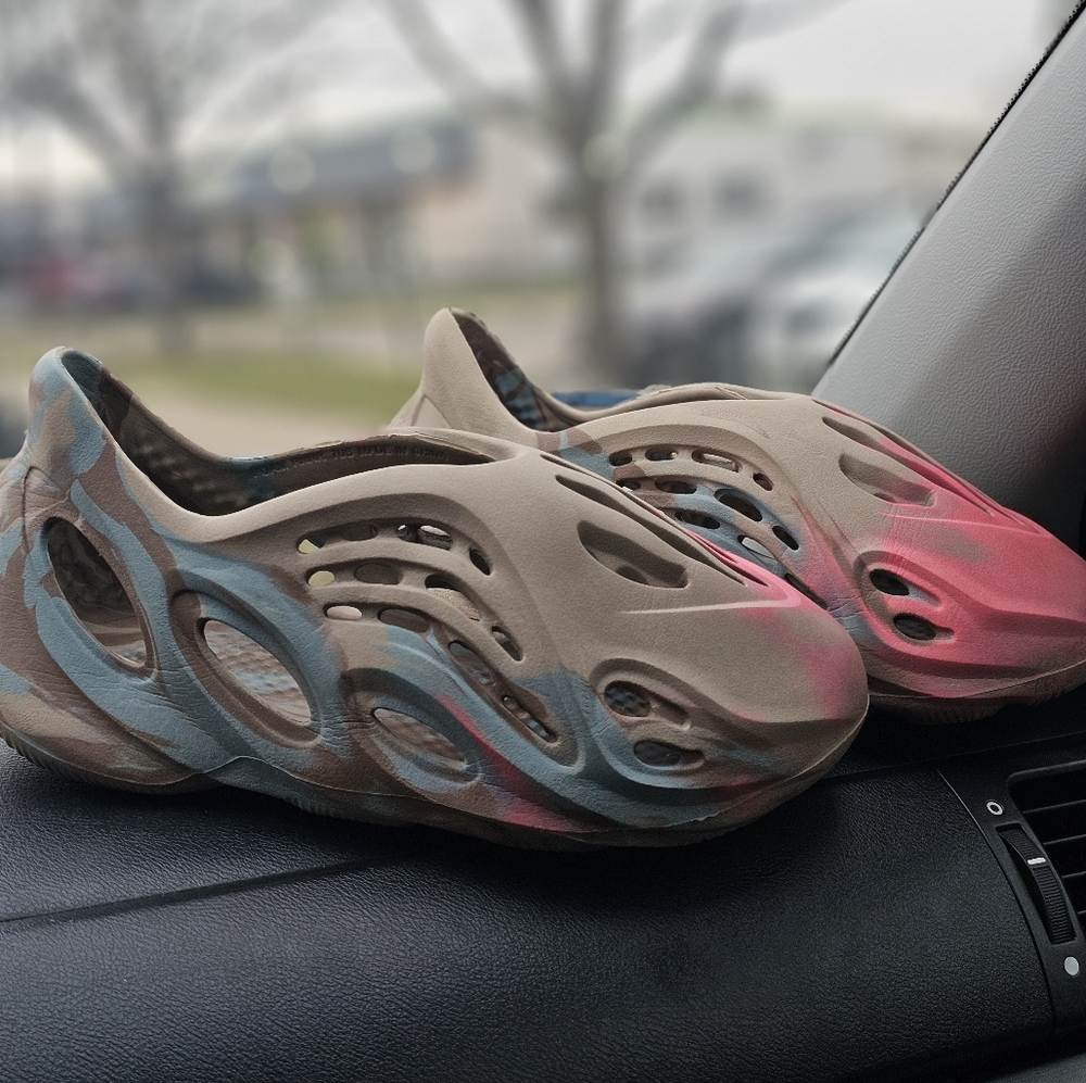 Yeezy Foam RNNR size 7 in Sand